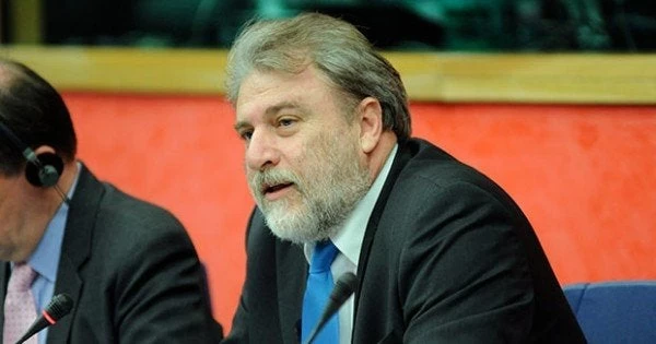 Τα άκουσε χοντρά ο Τσίπρας στην Ευρωβουλή για τις Πρέσπες από τον Νότη Μαριά (βίντεο)